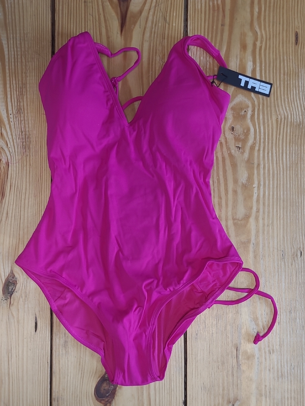 118. NWT  $175 STYLE PLUNGEY  L SHORT